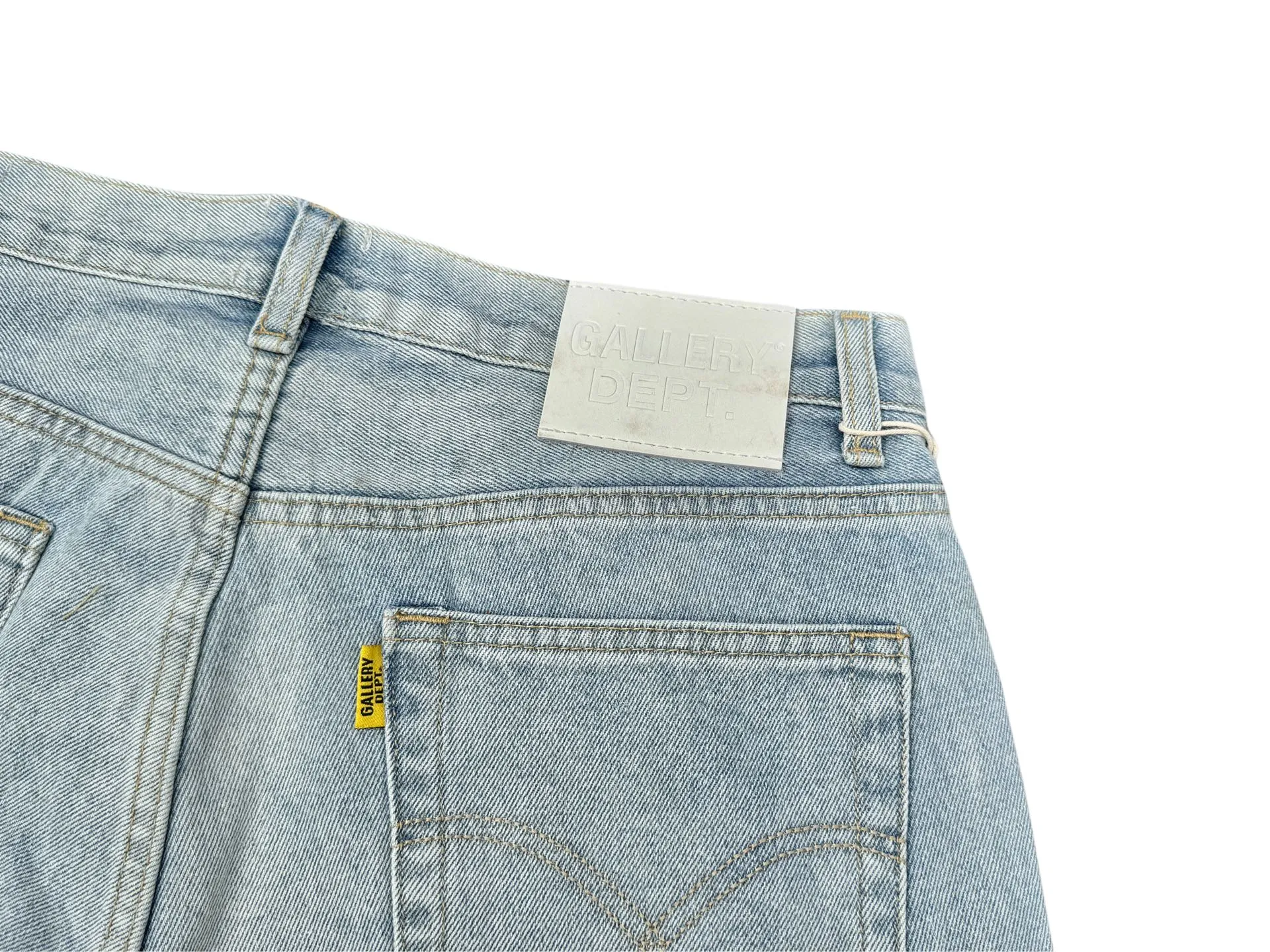 P240💰G66 GALLERY DEPT. Denim spliced ​​with all-over printed leather ripped bell-bottoms, washed and distressed jeans. GALLERY is attracted by these bell-bottoms. Whether it is a reset of Carhartt or Levis, it has created a strong brand style. Since these pants are modified from rare vintage, the production capacity is limited. Therefore, after many icons wore them, these pants were once hard to find. Later, perhaps due to the improvement of GD's business in the past two years and the expansion of production lines, the brand itself lowered the price, so I can't wait any longer for these pants this year and will definitely buy them. During the process of the denim washing plant, the owner of the washing plant helped introduce a boss who had worked for Levi's foundry and started his own business. This also paved the way for the following styles. Therefore, Levi's remodeled single product for the base plate is really familiar. Whether it is the fabrics supplied or the lathes used in production, there is nothing to choose from. -Color: blue -Size: S-XXL (corresponding to 28-36)
